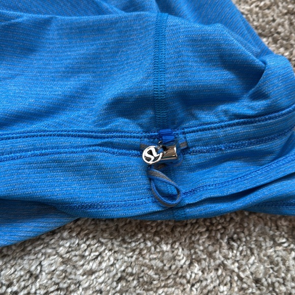 Blue lululemon top with bra - Picture 4 of 4